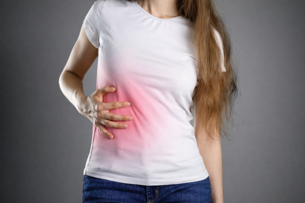 Imagem mostra pessoa com dor na vesícula.